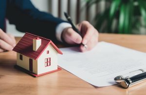 他人代签补偿协议就能强拆房屋吗？司法判例揭示法律底线